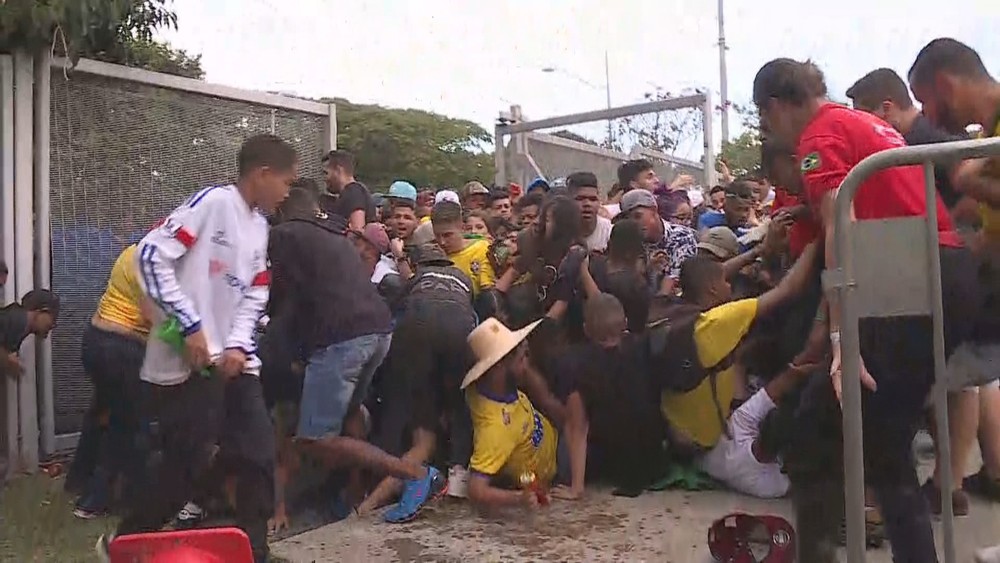 Torcedores são pisoteados no Mineirão durante festa para o jogo do Brasil