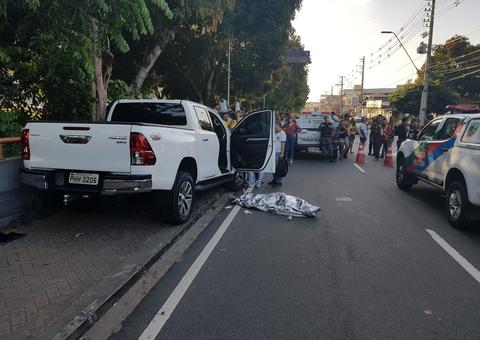 Durante jogo do Brasil, homem é perseguido e morto a tiros dentro de Hilux em Manaus