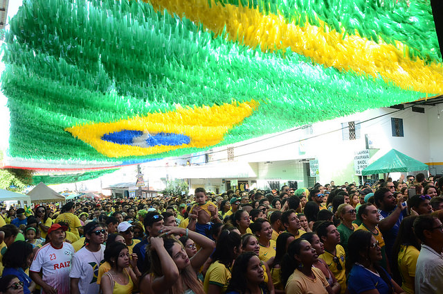 Manauaras lotam espaços públicos e vibram com vitória do Brasil