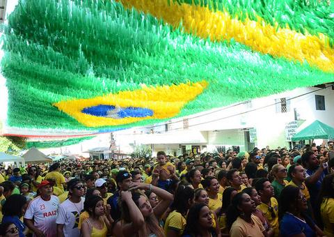 Manauaras lotam espaços públicos e vibram com vitória do Brasil