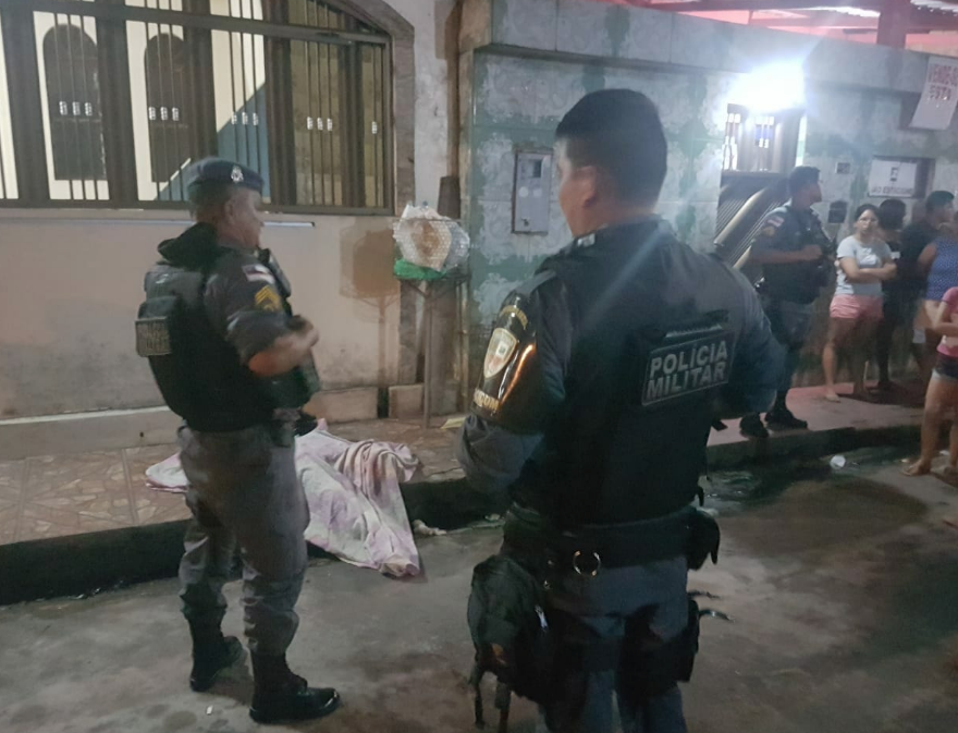 Criminosos saem atirando na rua e deixam um morto e dois feridos em Manaus