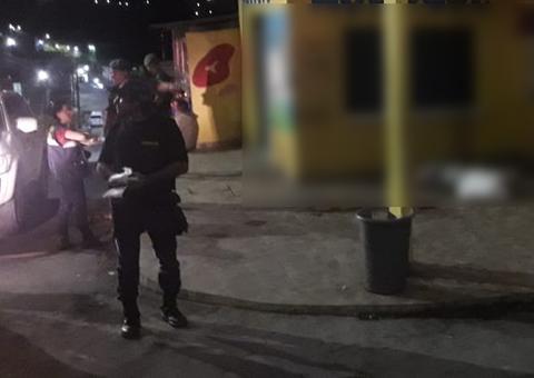 Homem é morto com tiros nas costas e mulher fica ferida em Manaus