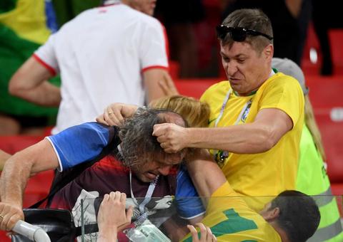 Brasileiros e sérvios se agridem em estádio após vitória da seleção 