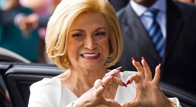 Andréa Beltrão aparece caracterizada de Hebe na primeira imagem da cinebiografia