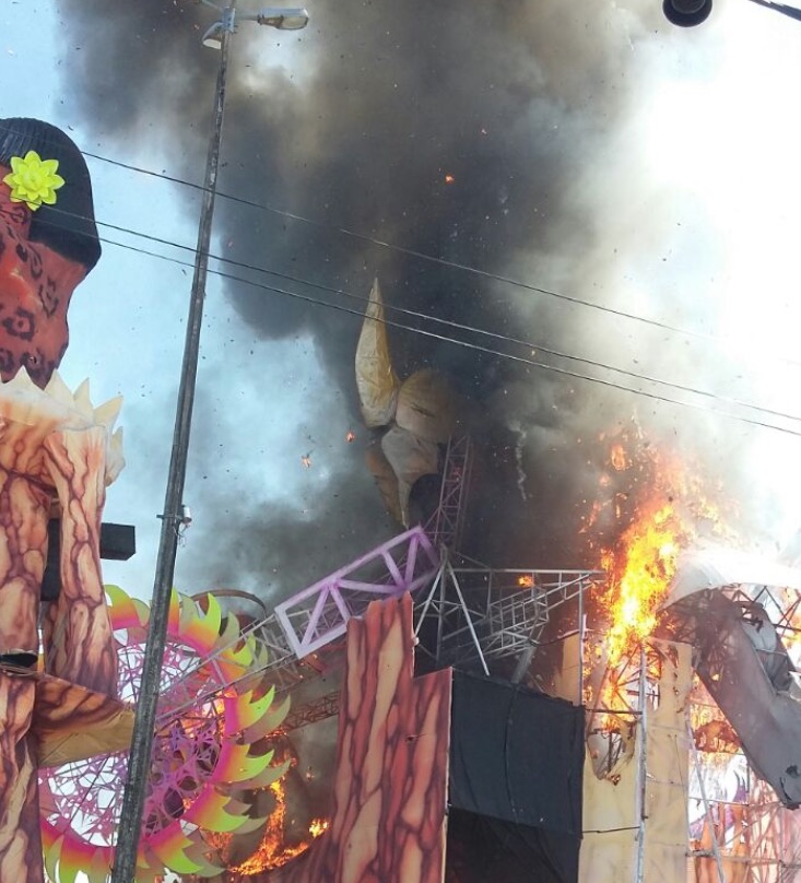 Incêndio destrói alegoria às vésperas de Festival Folclórico de Parintins