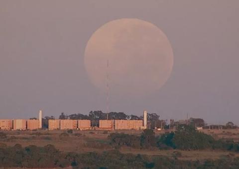 'Lua vermelha gigante' surge no céu de Brasília e impressiona moradores