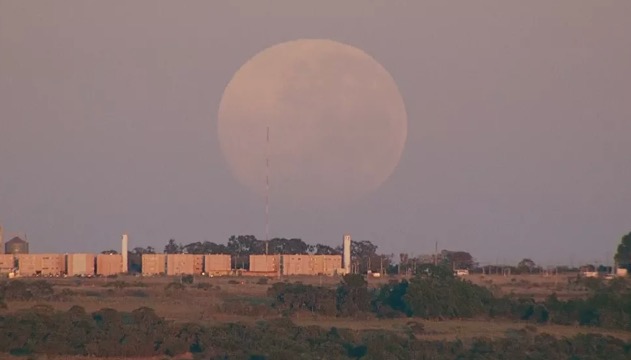 'Lua vermelha gigante' surge no céu de Brasília e impressiona moradores