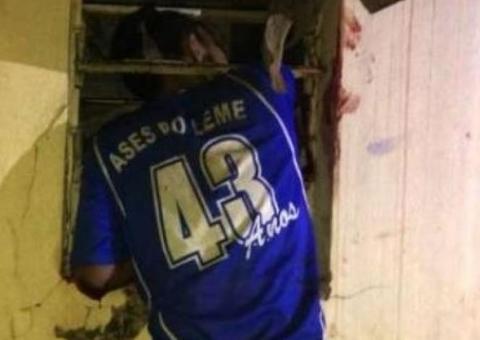 Bandido pede socorro após tentar arrombar escritório e ficar entalado na janela