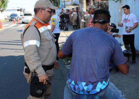 16 motociclistas são flagrados com irregularidades durante blitz em Manaus