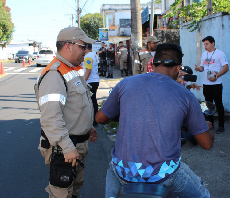 16 motociclistas são flagrados com irregularidades durante blitz em Manaus