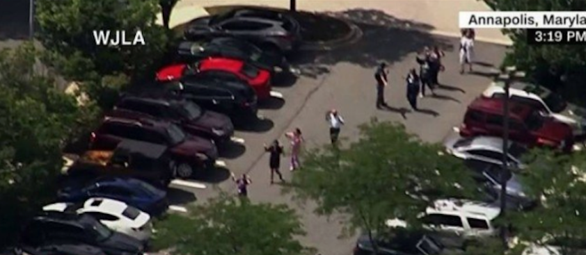 Atirador invade sede de jornal e mata várias pessoas nos EUA