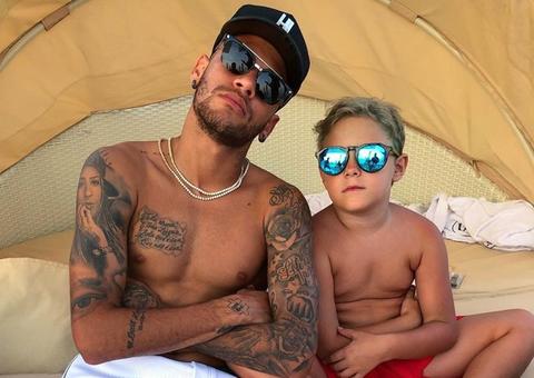 Neymar posa com filho, ex faz pedido para jogador e Bruna Marquezine comenta