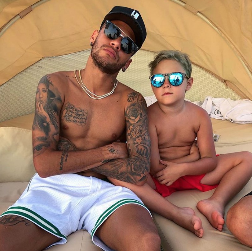 Neymar posa com filho, ex faz pedido para jogador e Bruna Marquezine comenta