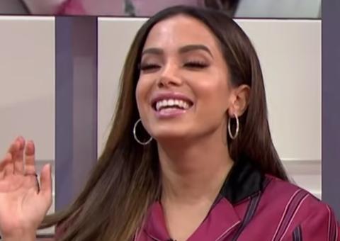 Em Londres, Anitta dá entrevista em inglês e agita público em show; vídeos