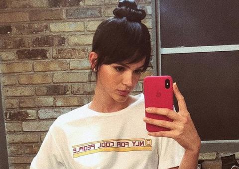 De calcinha, Bruna Marquezine mostra barriga sarada e seguidores 'piram'