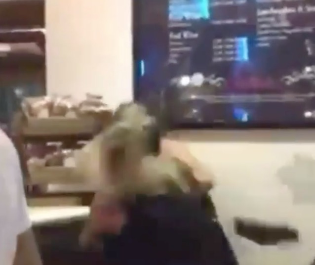 Socialite é vaiada, 'escorraçada' e agredida em show de Anitta na Inglaterra 