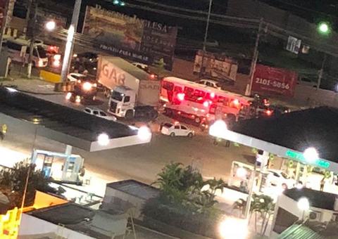 Passageiro fica ferido em acidente entre ônibus e carreta em Manaus