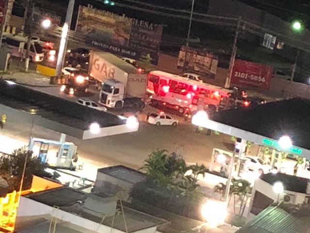 Passageiro fica ferido em acidente entre ônibus e carreta em Manaus