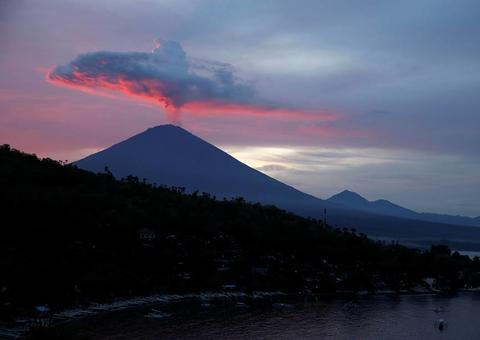 Vulcão entra em erupção e fecha três aeroportos na Indonésia