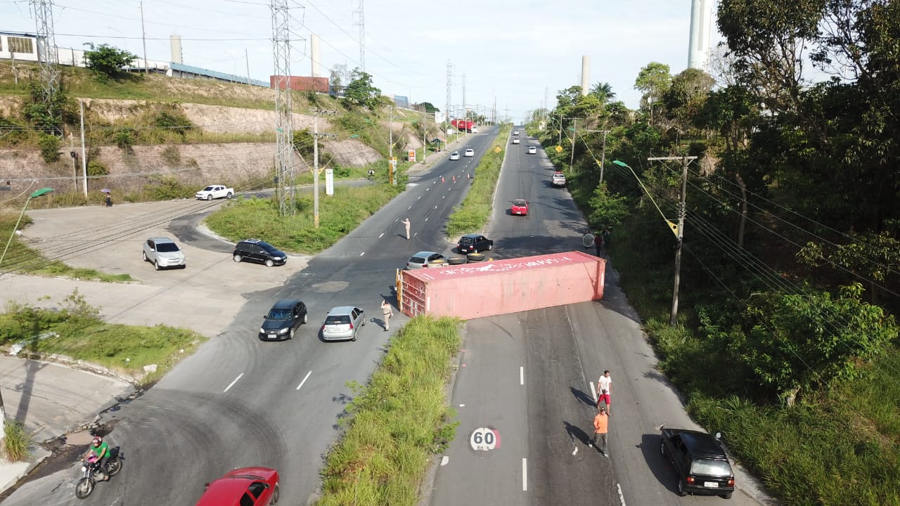 Carreta tomba e complica trânsito em Manaus