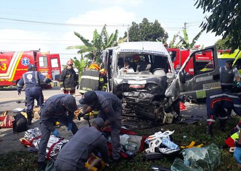 Acidente de trânsito deixa um morto e 14 pacientes de hemodiálise feridos 