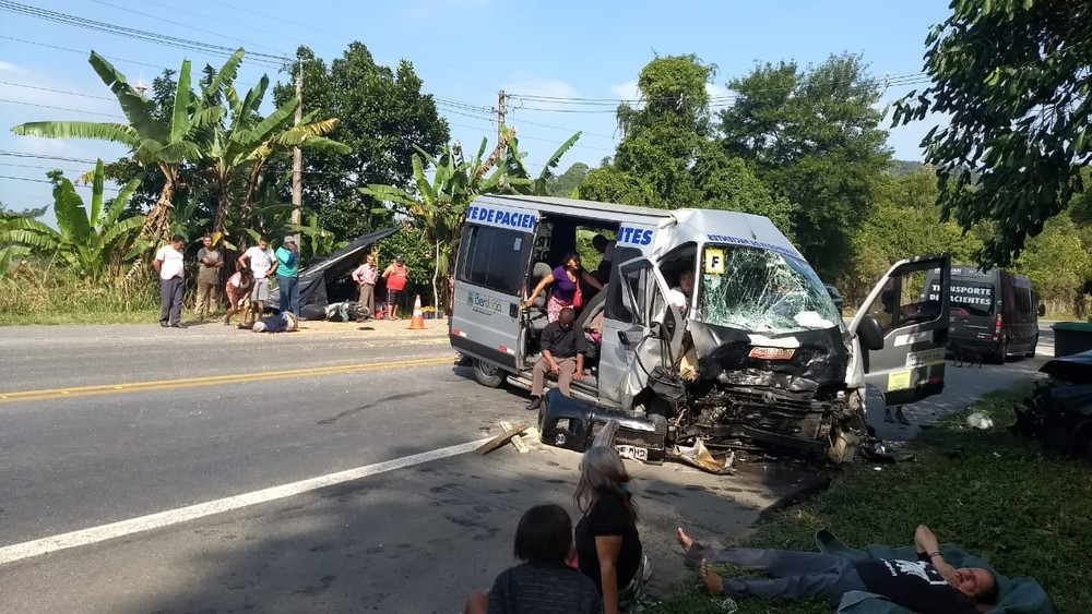 Acidente de trânsito deixa um morto e 14 pacientes de hemodiálise feridos 