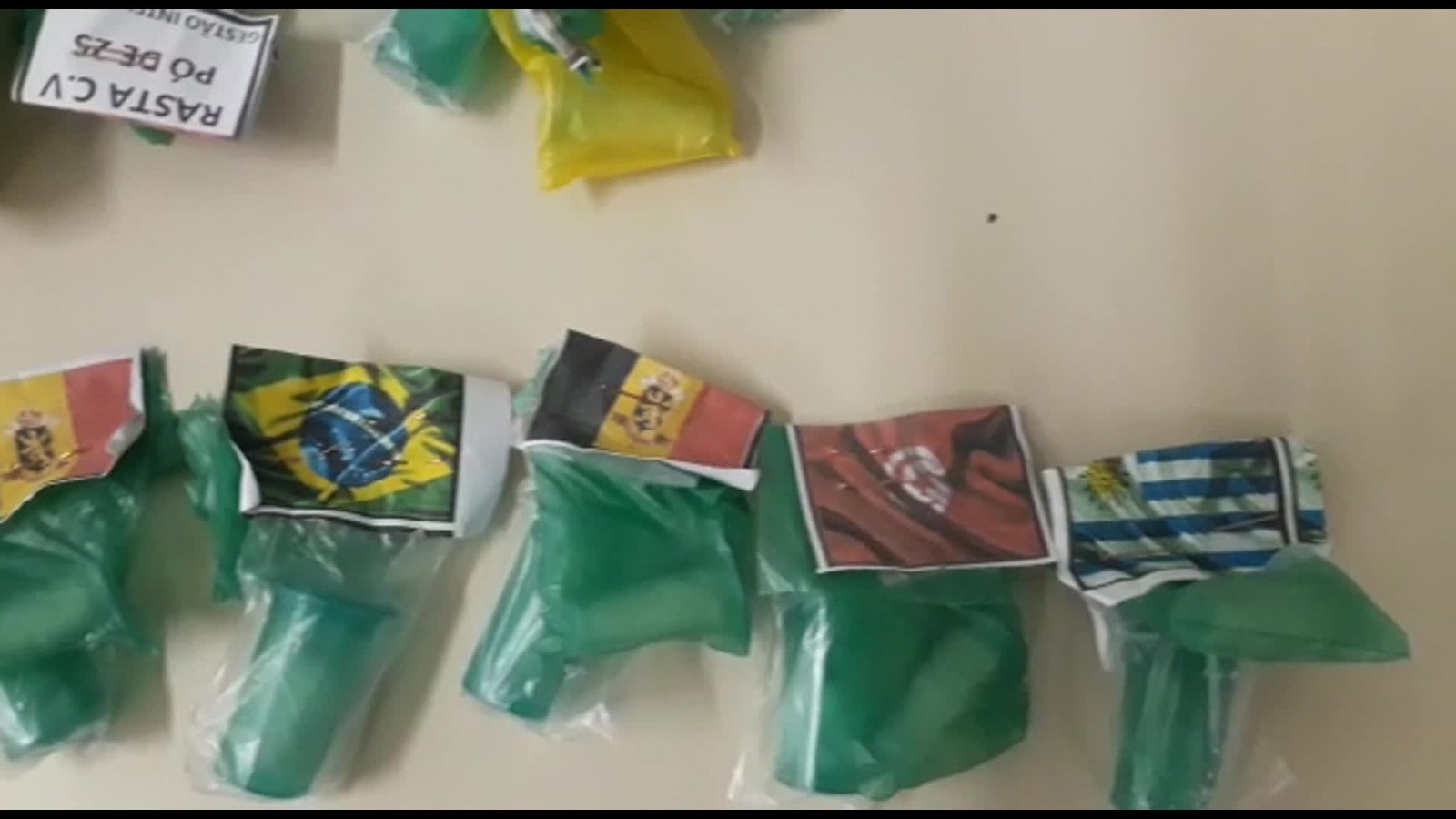 Polícia do RJ apreende papelotes com bandeiras de países da Copa