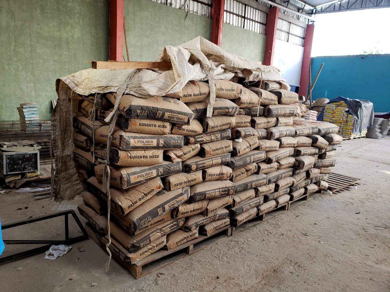 Em Manaus, três pessoas são presas suspeitas de desviar carga de cimento avaliada em R$ 7 mil 