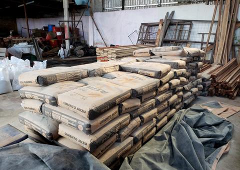 Em Manaus, três pessoas são presas suspeitas de desviar carga de cimento avaliada em R$ 7 mil 