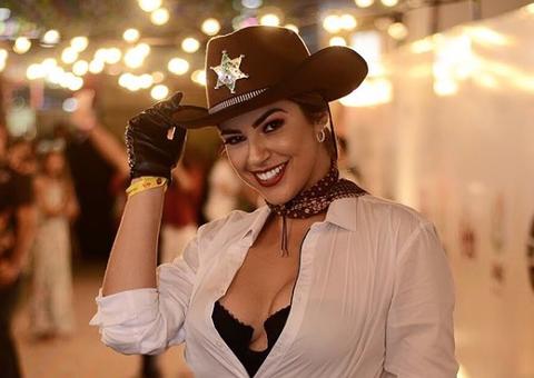 Vivian Amorim abusa do decotão em fantasia sexy de cow girl