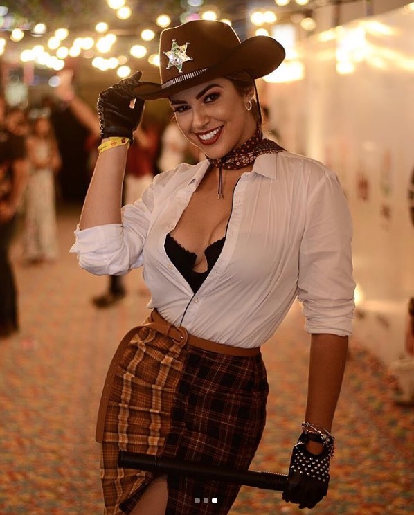 Vivian Amorim abusa do decotão em fantasia sexy de cow girl