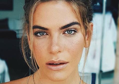    Mariana Goldfarb posta foto com estrias e desabafa: 'tenho celulite e encolho a barriga'