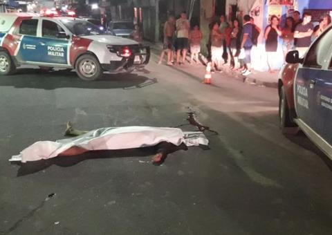Bandidos descem de carro para executar homem com 9 tiros em rua de Manaus