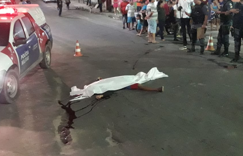 Bandidos descem de carro para executar homem com 9 tiros em rua de Manaus