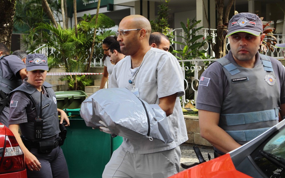 Mãe é presa suspeita de matar e jogar recém-nascida em lixeira do 6º andar de prédio 