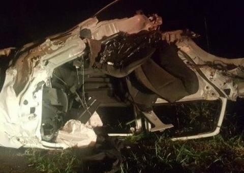 Três veículos colidem, carro se parte ao meio e motorista morre em acidente 