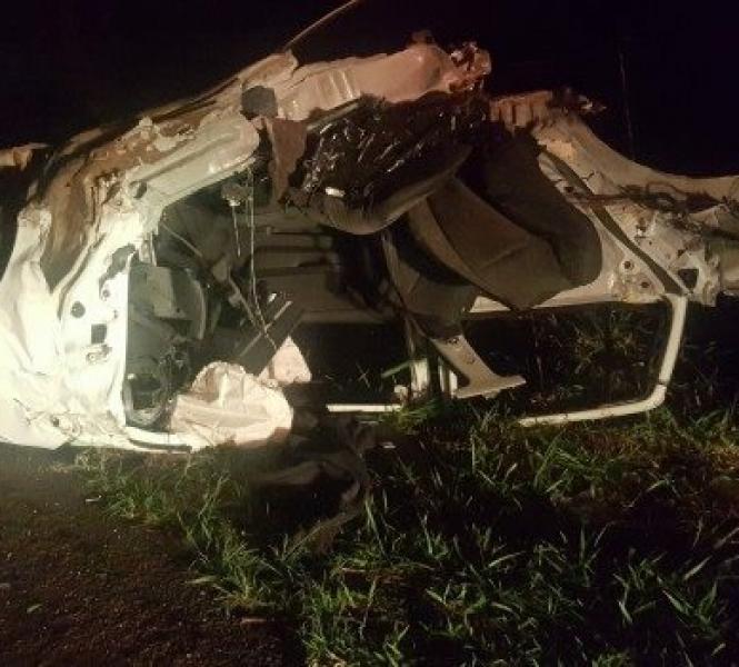Três veículos colidem, carro se parte ao meio e motorista morre em acidente 