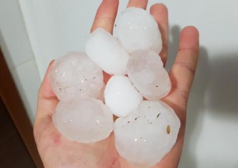 Chuva de granizo com tamanho de bola de golfe provoca estragos em 4 mil casas