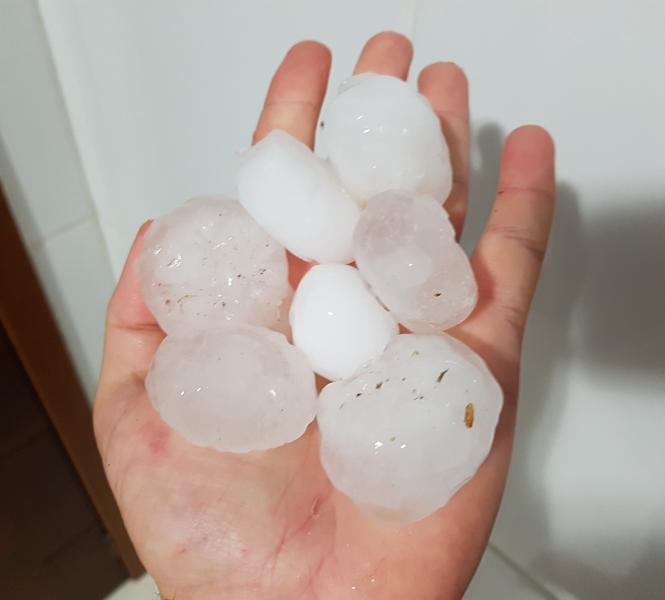 Chuva de granizo com tamanho de bola de golfe provoca estragos em 4 mil casas