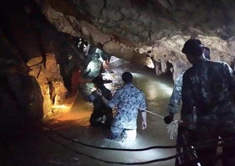 Buscas por 12 crianças perdidas em caverna na Tailândia avançam nesse sábado
