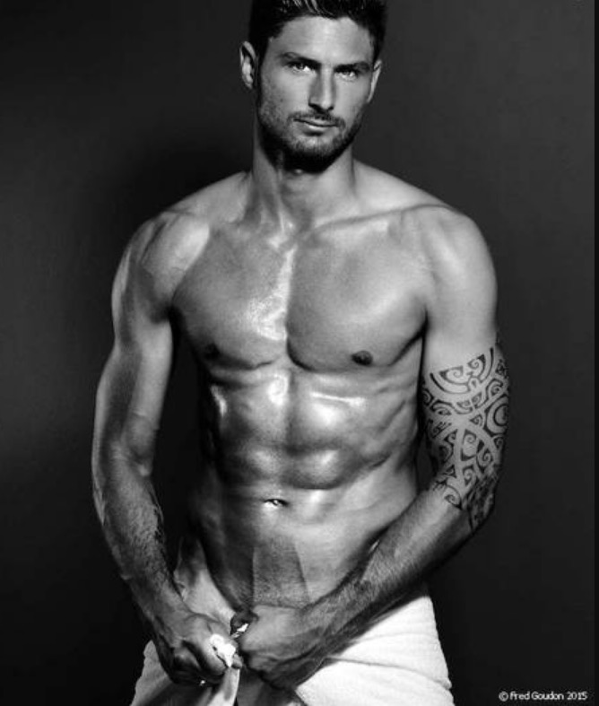  Galã da seleção da França posou nu para calendário beneficente, veja foto