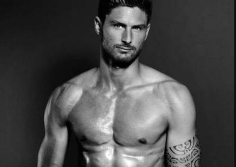  Galã da seleção da França posou nu para calendário beneficente, veja foto