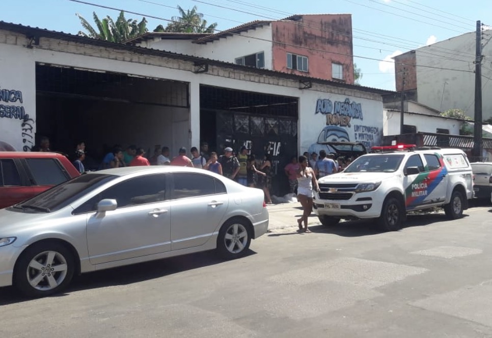Ao lado do irmão, jovem é executado com 8 tiros enquanto trabalhava em oficina de Manaus