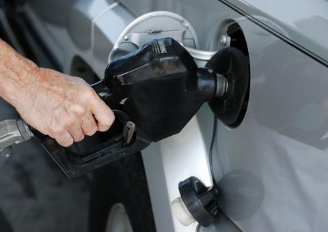 Preço da gasolina nas bombas sobe mais de 8% no semestre