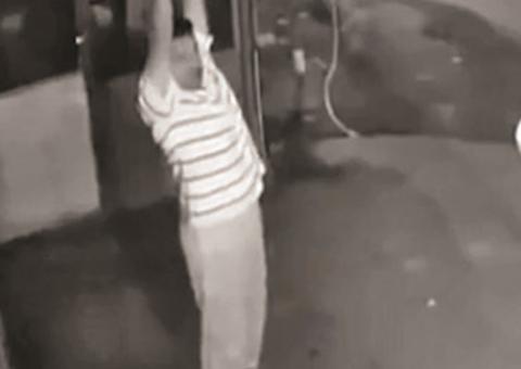 Homem furta lâmpada de forma inusitada