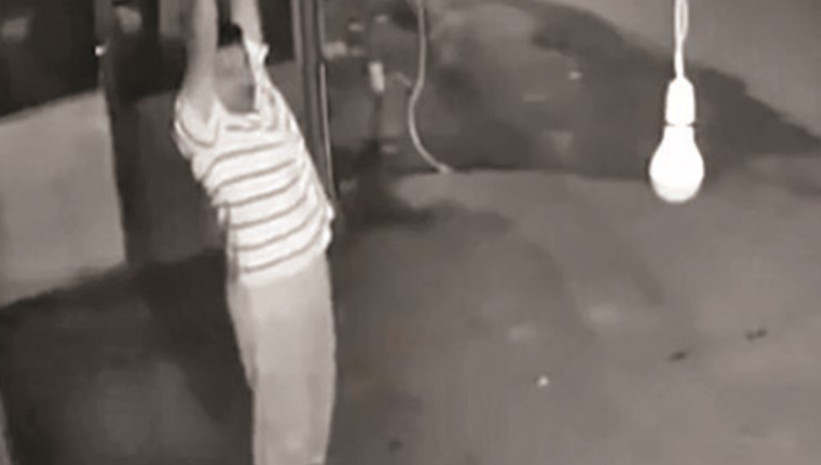 Homem furta lâmpada de forma inusitada