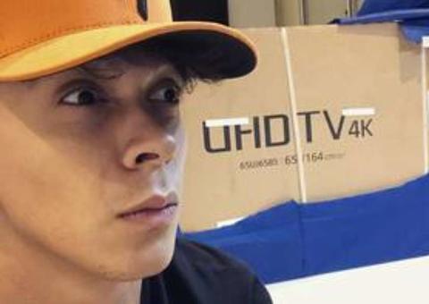 Após polêmica de piada racista com jogador francês, youtuber apaga post e se defende