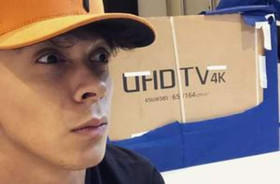 Após polêmica de piada racista com jogador francês, youtuber apaga post e se defende