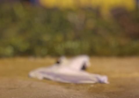 Carro preto misterioso joga corpo de homem no meio da rua em Manaus