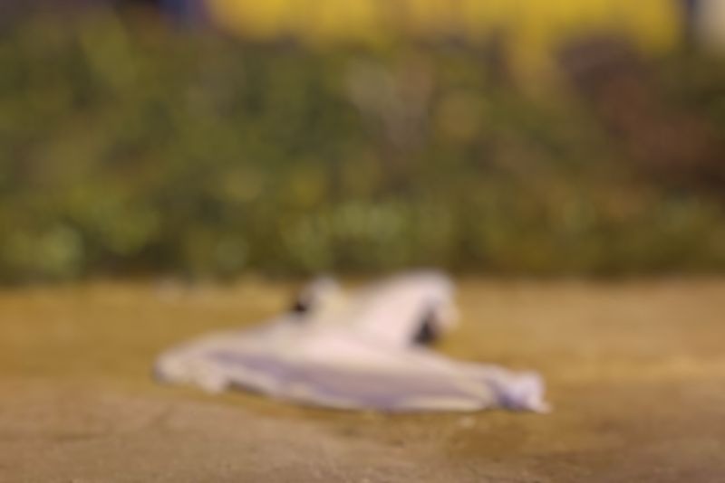 Carro preto misterioso joga corpo de homem no meio da rua em Manaus